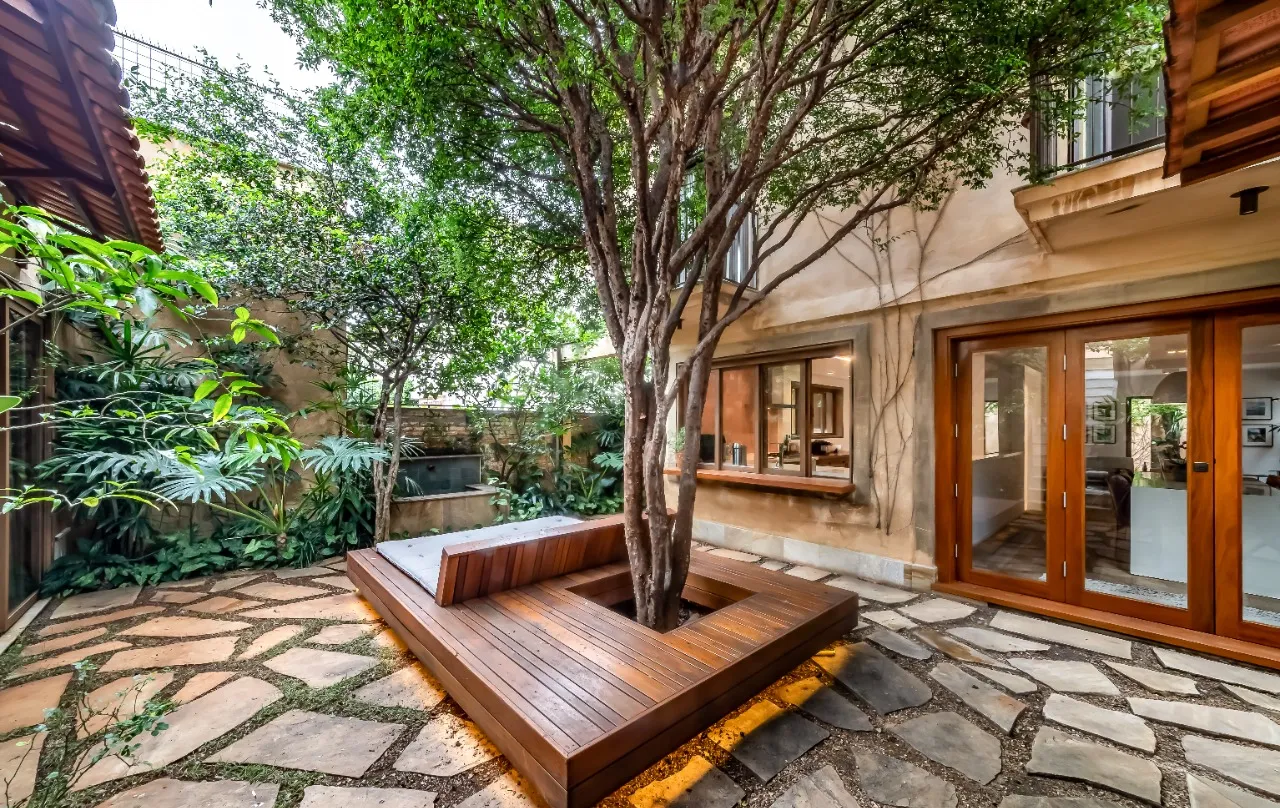 Casa de vila reformada com jardim e solarium em rua tranquila, no miolo da Vila Madalena. – 21624