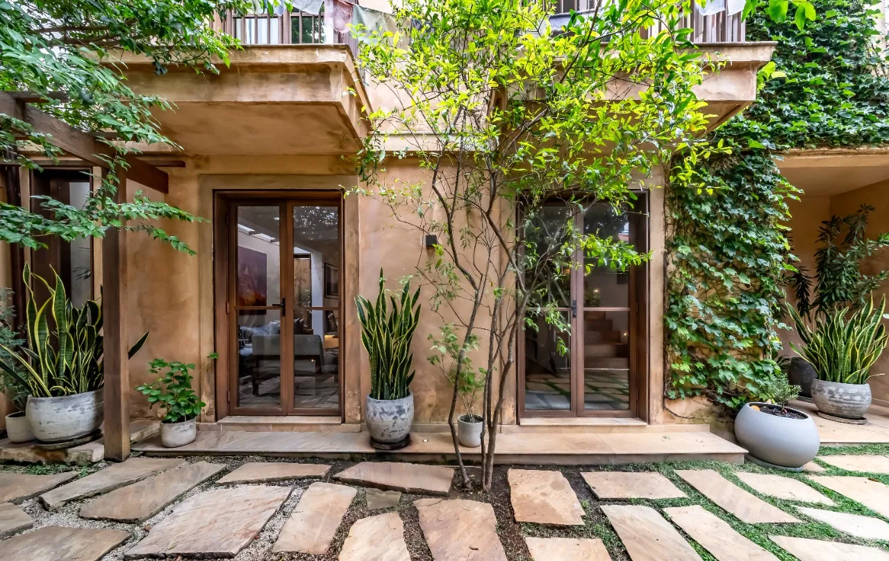 Casa de vila reformada com jardim e solarium em rua tranquila, no miolo da Vila Madalena. – 21624