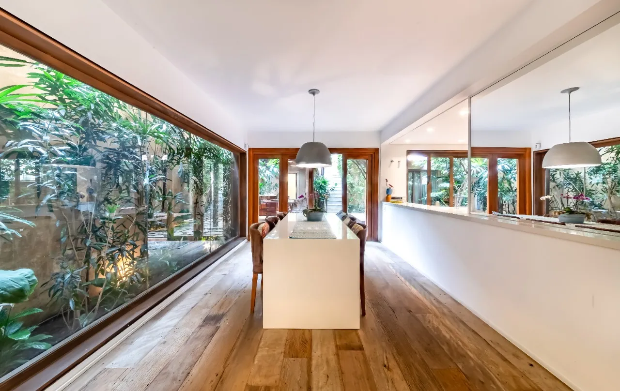 Casa de vila reformada com jardim e solarium em rua tranquila, no miolo da Vila Madalena. – 21624