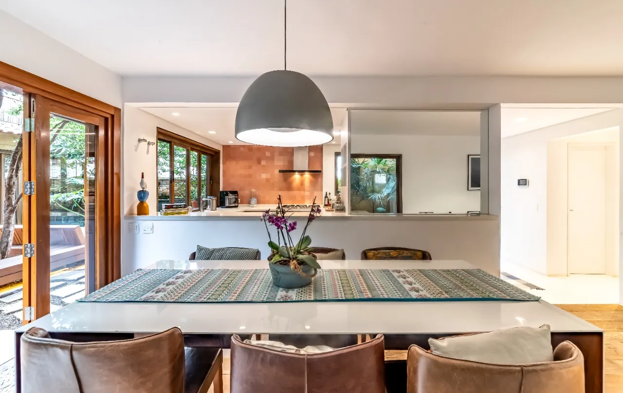Casa de vila reformada com jardim e solarium em rua tranquila, no miolo da Vila Madalena. – 21624