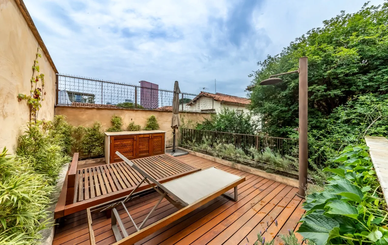 Casa de vila reformada com jardim e solarium em rua tranquila, no miolo da Vila Madalena. – 21624