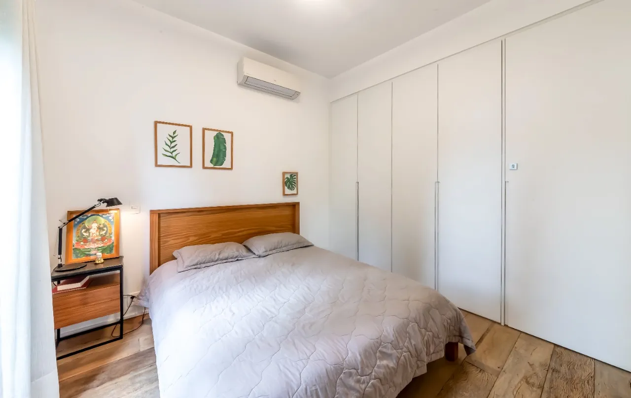 Casa de vila reformada com jardim e solarium em rua tranquila, no miolo da Vila Madalena. – 21624
