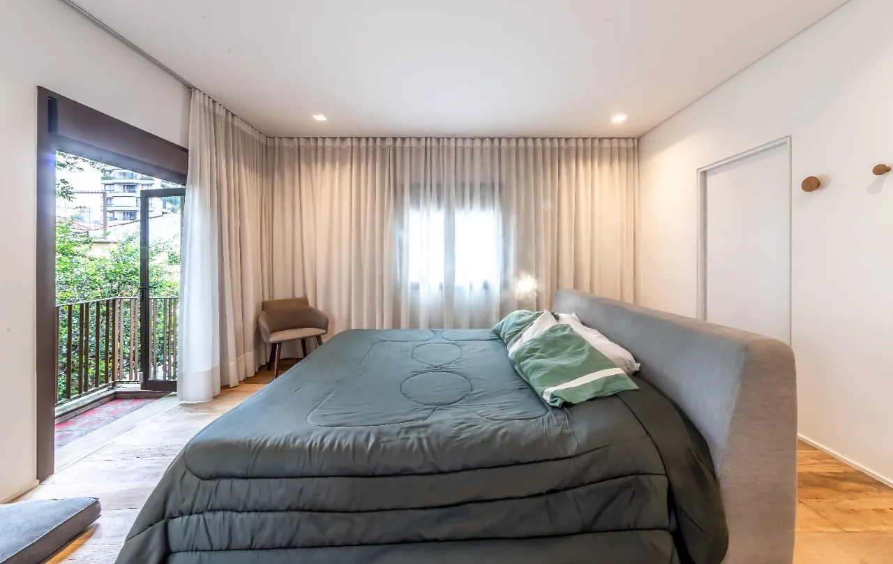 Casa de vila reformada com jardim e solarium em rua tranquila, no miolo da Vila Madalena. – 21624