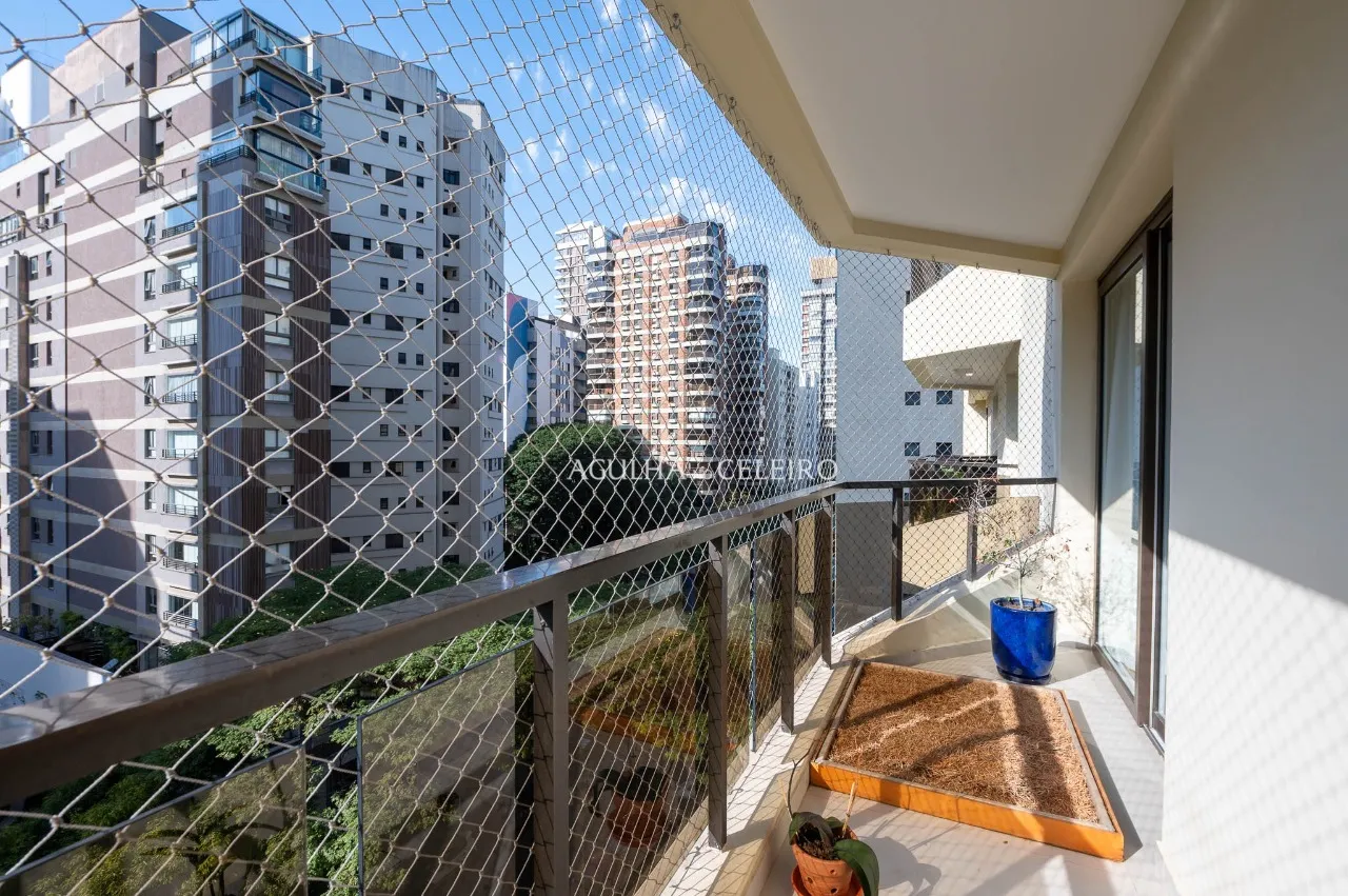 Apartamento com muita luz natural todo reformado à venda na Vila Nova Conceição – 22203
