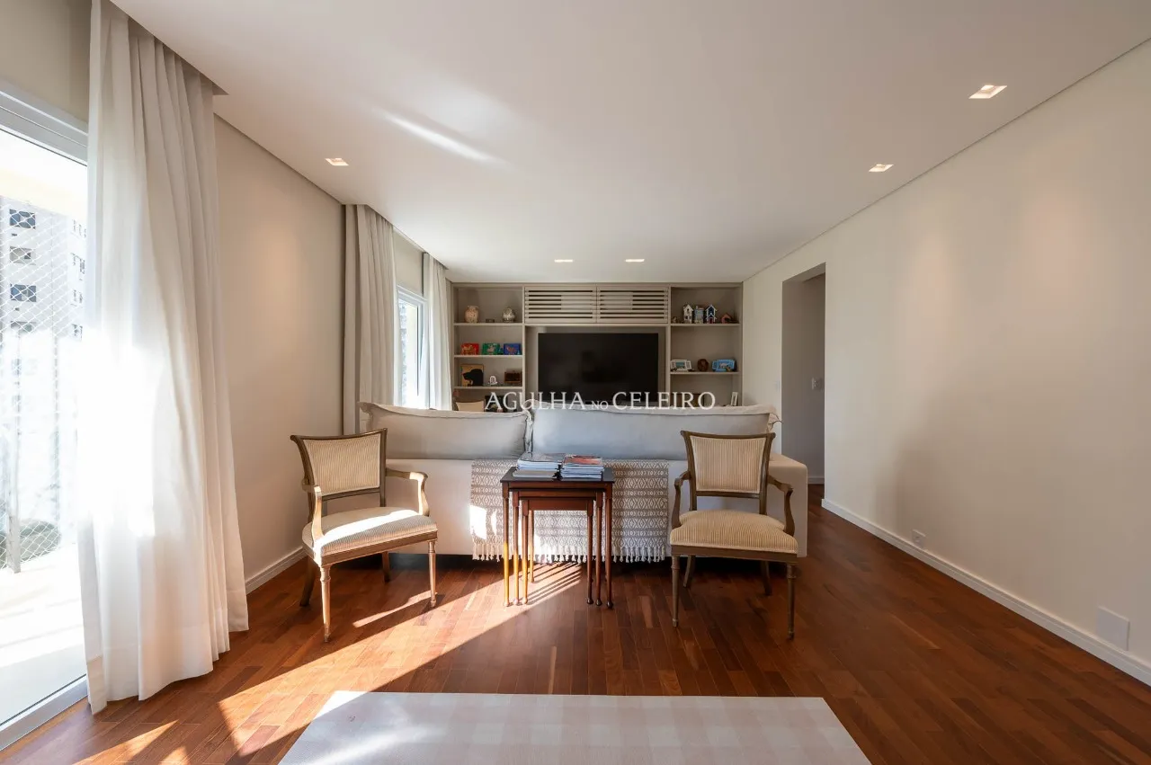 Apartamento com muita luz natural todo reformado à venda na Vila Nova Conceição – 22203