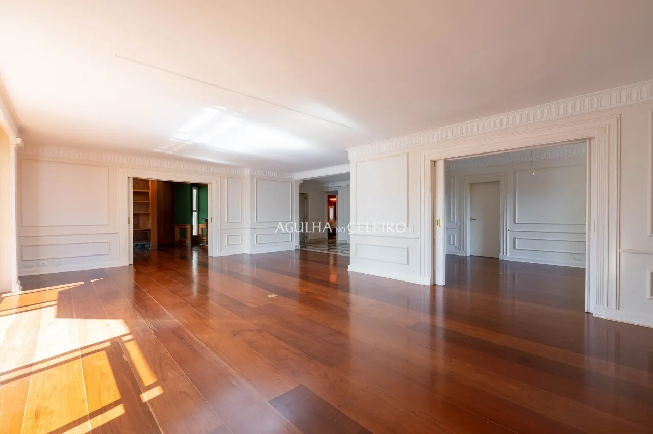 Duplex de 540 m² com atmosfera de casa em um dos endereços mais desejados do Real Parque – 22267