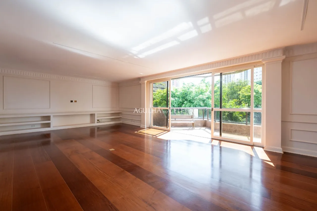 Duplex de 540 m² com atmosfera de casa em um dos endereços mais desejados do Real Parque – 22267