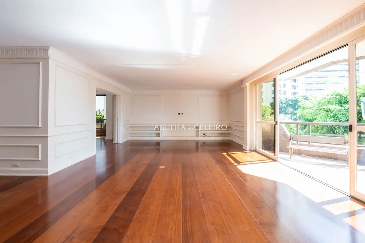 Duplex de 540 m² com atmosfera de casa em um dos endereços mais desejados do Real Parque – 22267