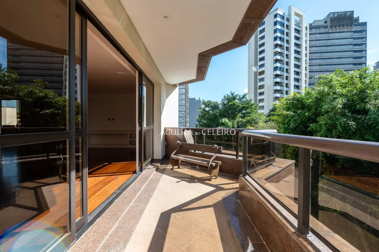 Duplex de 540 m² com atmosfera de casa em um dos endereços mais desejados do Real Parque – 22267