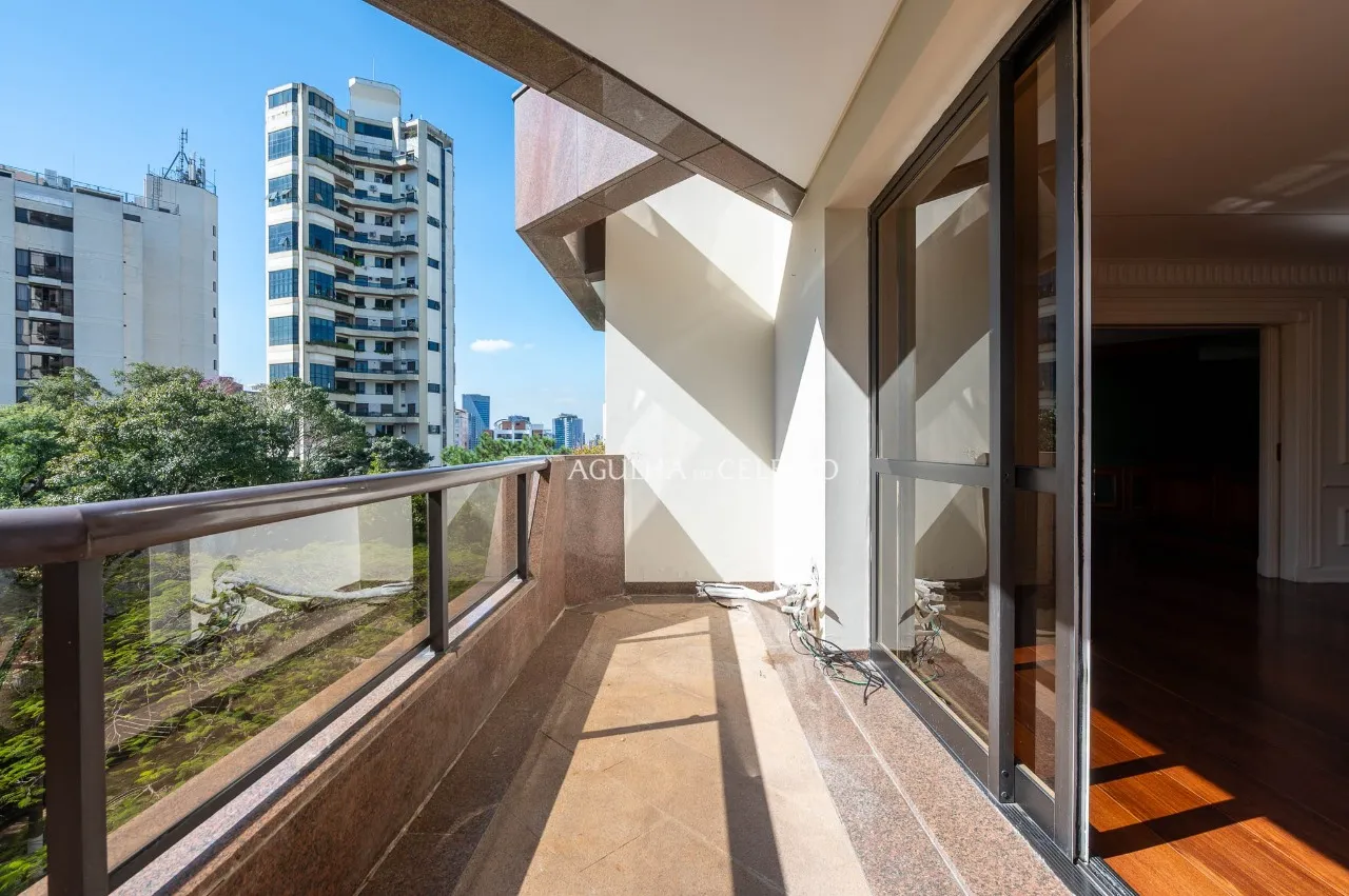 Duplex de 540 m² com atmosfera de casa em um dos endereços mais desejados do Real Parque – 22267