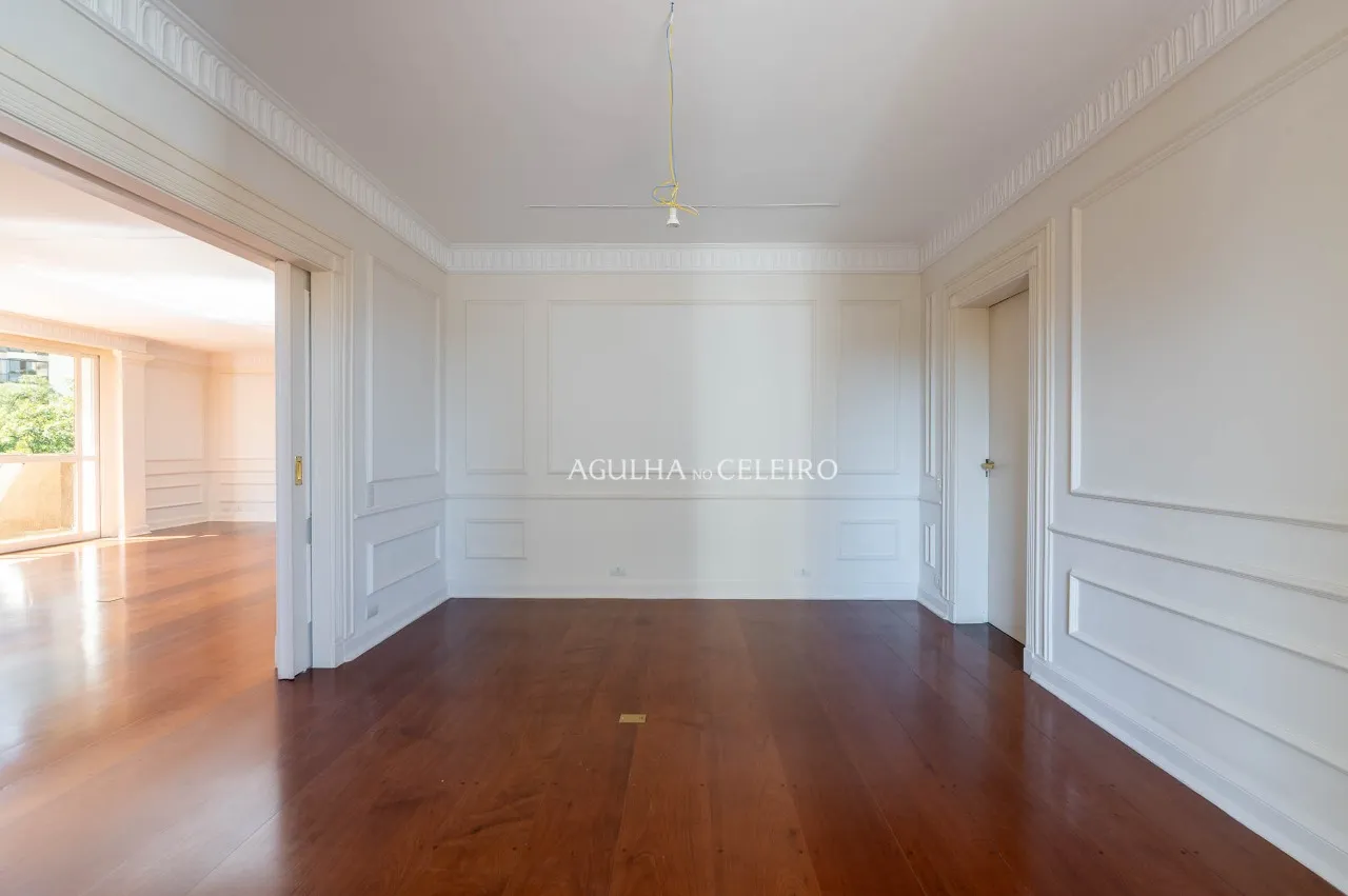 Duplex de 540 m² com atmosfera de casa em um dos endereços mais desejados do Real Parque – 22267