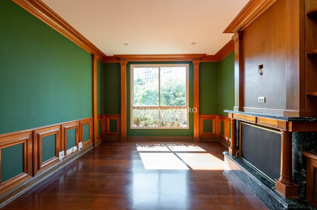 Duplex de 540 m² com atmosfera de casa em um dos endereços mais desejados do Real Parque – 22267