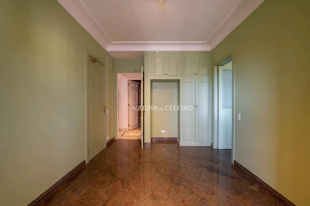 Duplex de 540 m² com atmosfera de casa em um dos endereços mais desejados do Real Parque – 22267