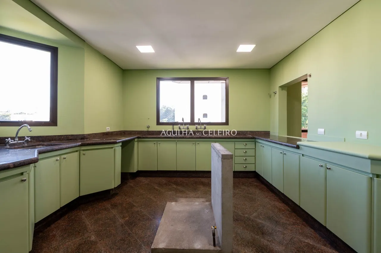 Duplex de 540 m² com atmosfera de casa em um dos endereços mais desejados do Real Parque – 22267