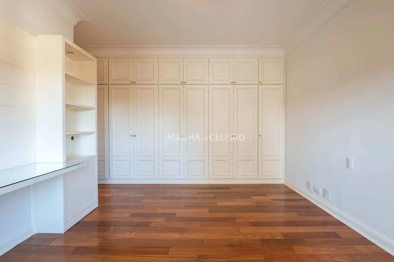Duplex de 540 m² com atmosfera de casa em um dos endereços mais desejados do Real Parque – 22267