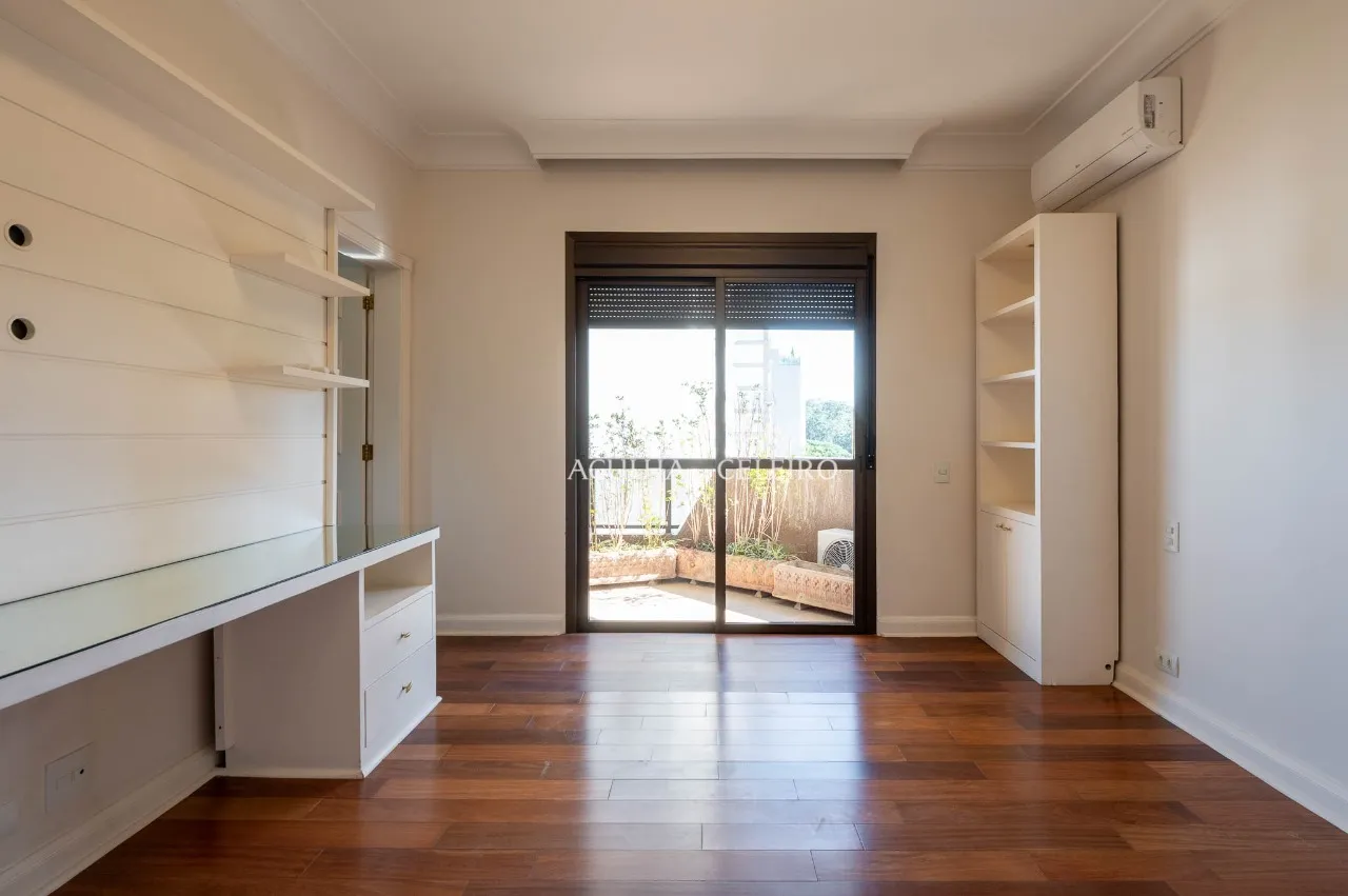 Duplex de 540 m² com atmosfera de casa em um dos endereços mais desejados do Real Parque – 22267