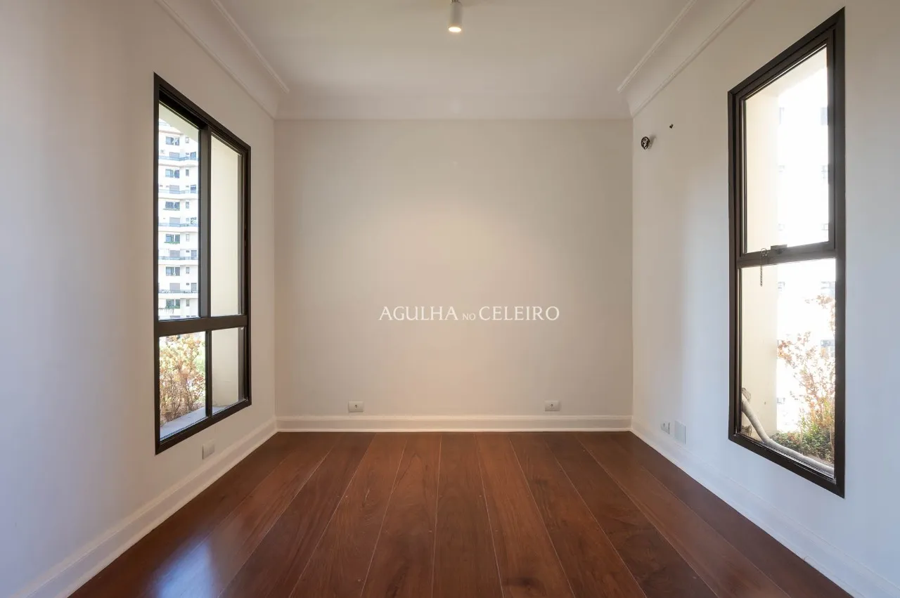 Duplex de 540 m² com atmosfera de casa em um dos endereços mais desejados do Real Parque – 22267