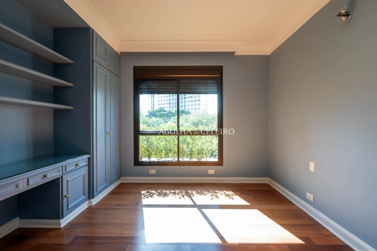 Duplex de 540 m² com atmosfera de casa em um dos endereços mais desejados do Real Parque – 22267