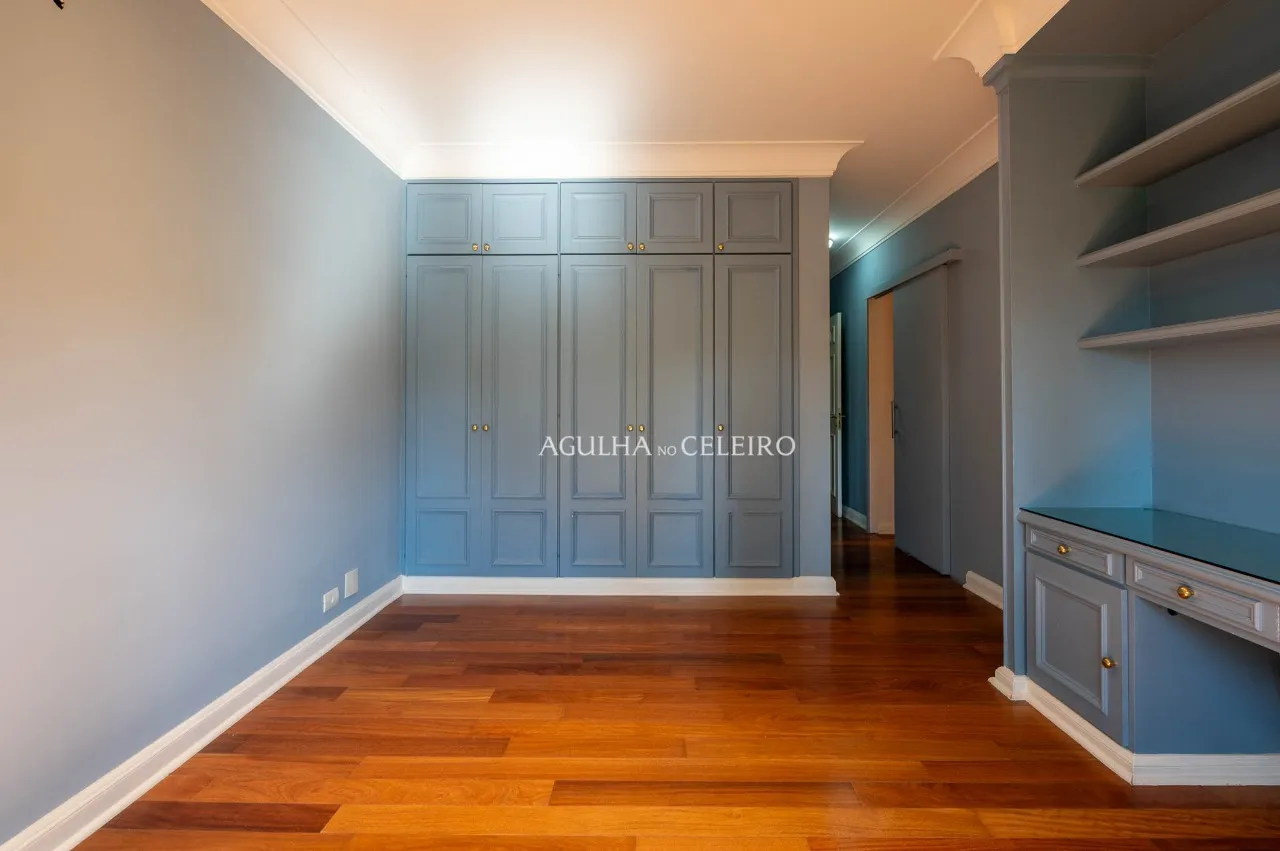 Duplex de 540 m² com atmosfera de casa em um dos endereços mais desejados do Real Parque – 22267