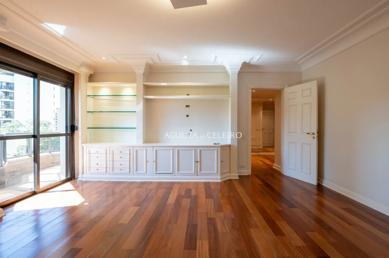 Duplex de 540 m² com atmosfera de casa em um dos endereços mais desejados do Real Parque – 22267
