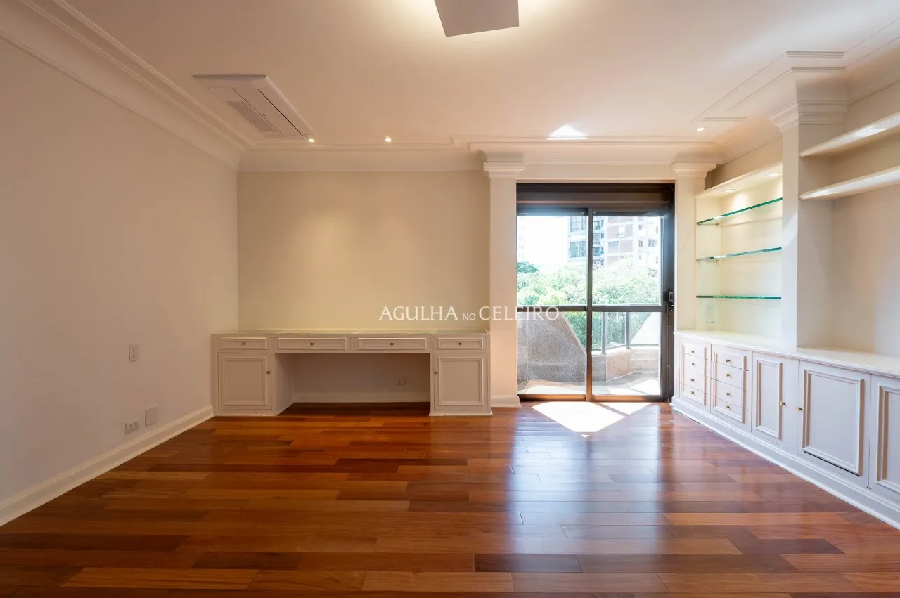 Duplex de 540 m² com atmosfera de casa em um dos endereços mais desejados do Real Parque – 22267
