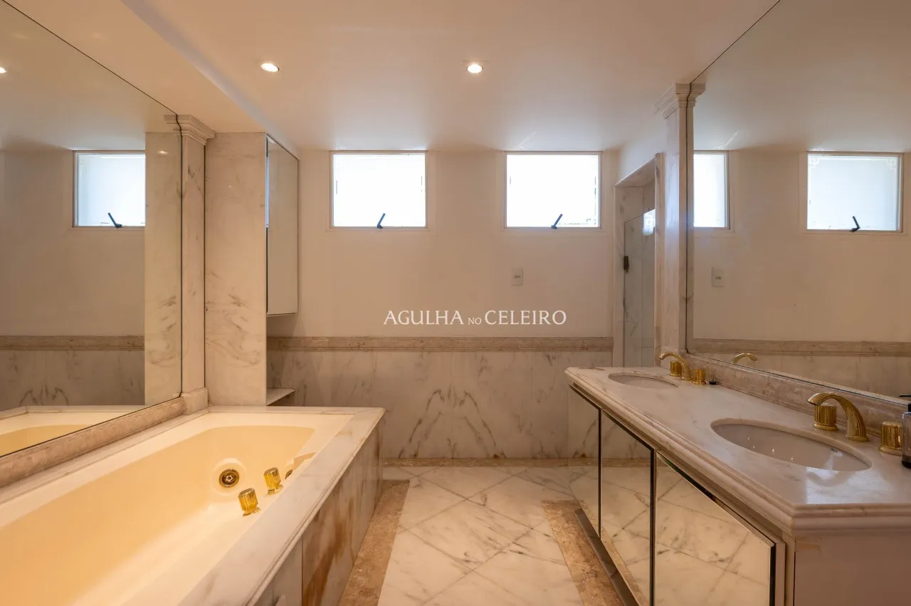 Duplex de 540 m² com atmosfera de casa em um dos endereços mais desejados do Real Parque – 22267