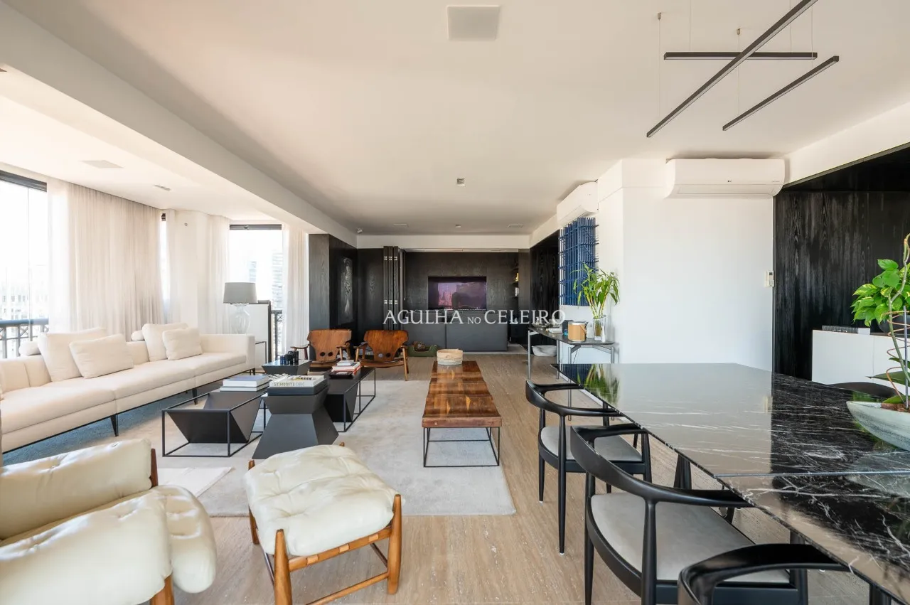 Apartamento com 3 suítes e 4 vagas próximo à Rua Clodomiro Amazonas – 22310