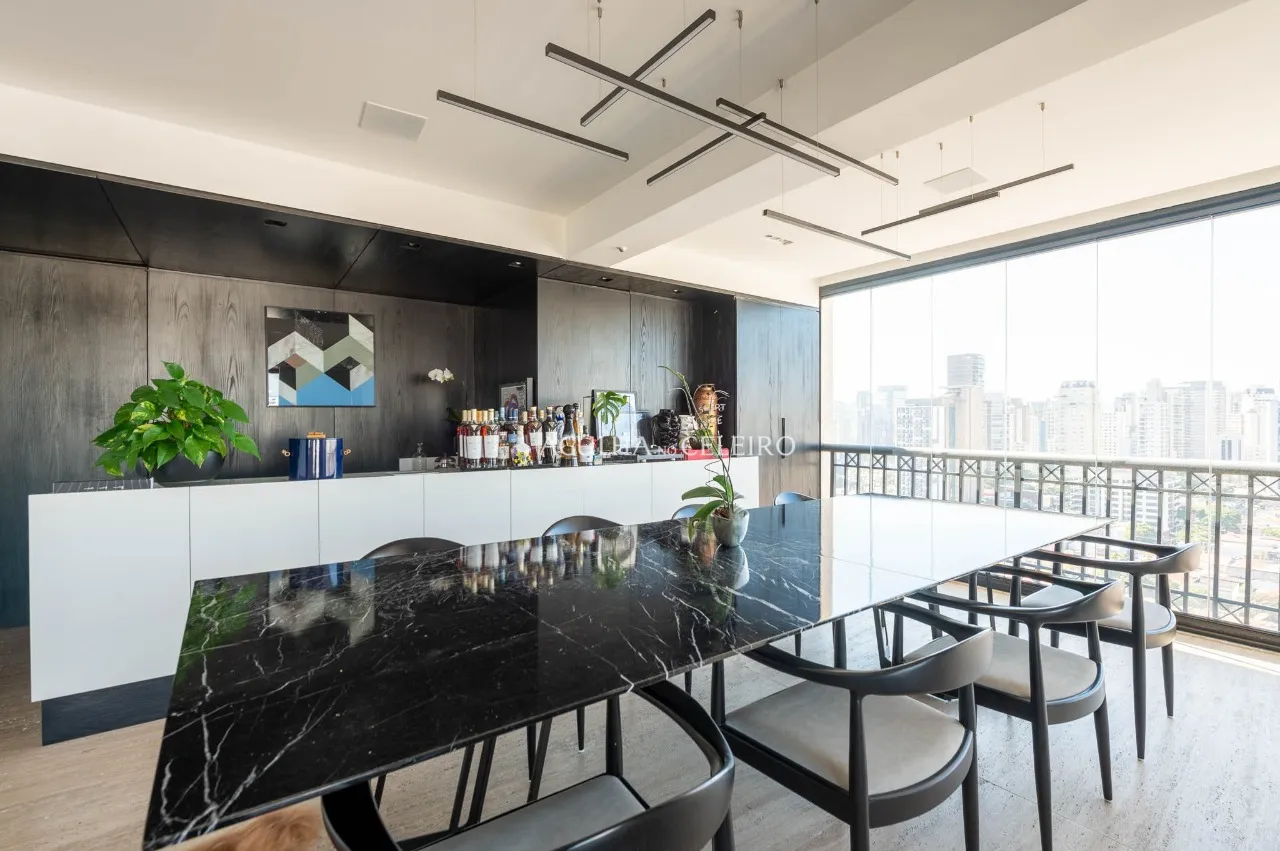 Apartamento com 3 suítes e 4 vagas próximo à Rua Clodomiro Amazonas – 22310