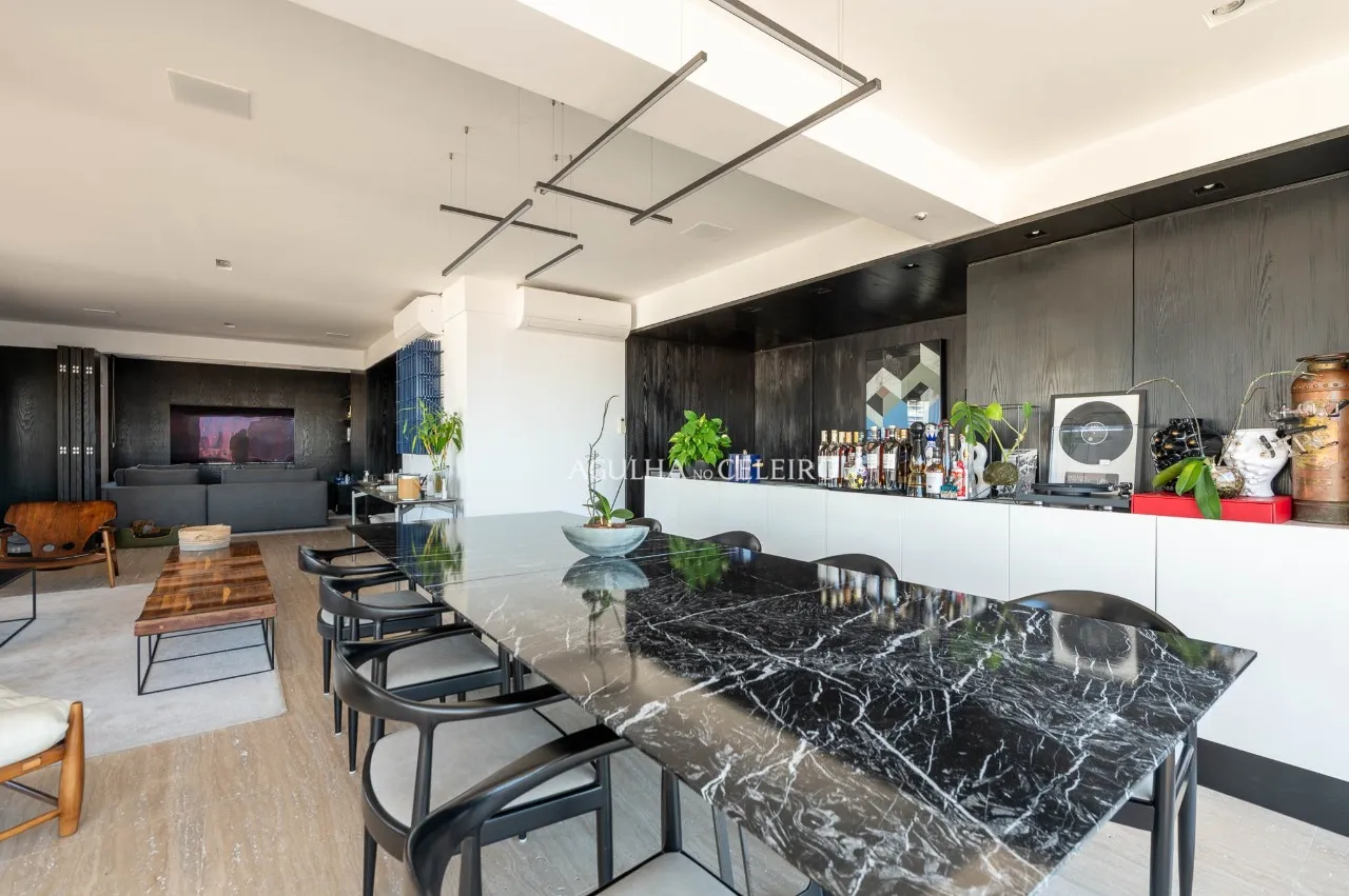 Apartamento com 3 suítes e 4 vagas próximo à Rua Clodomiro Amazonas – 22310