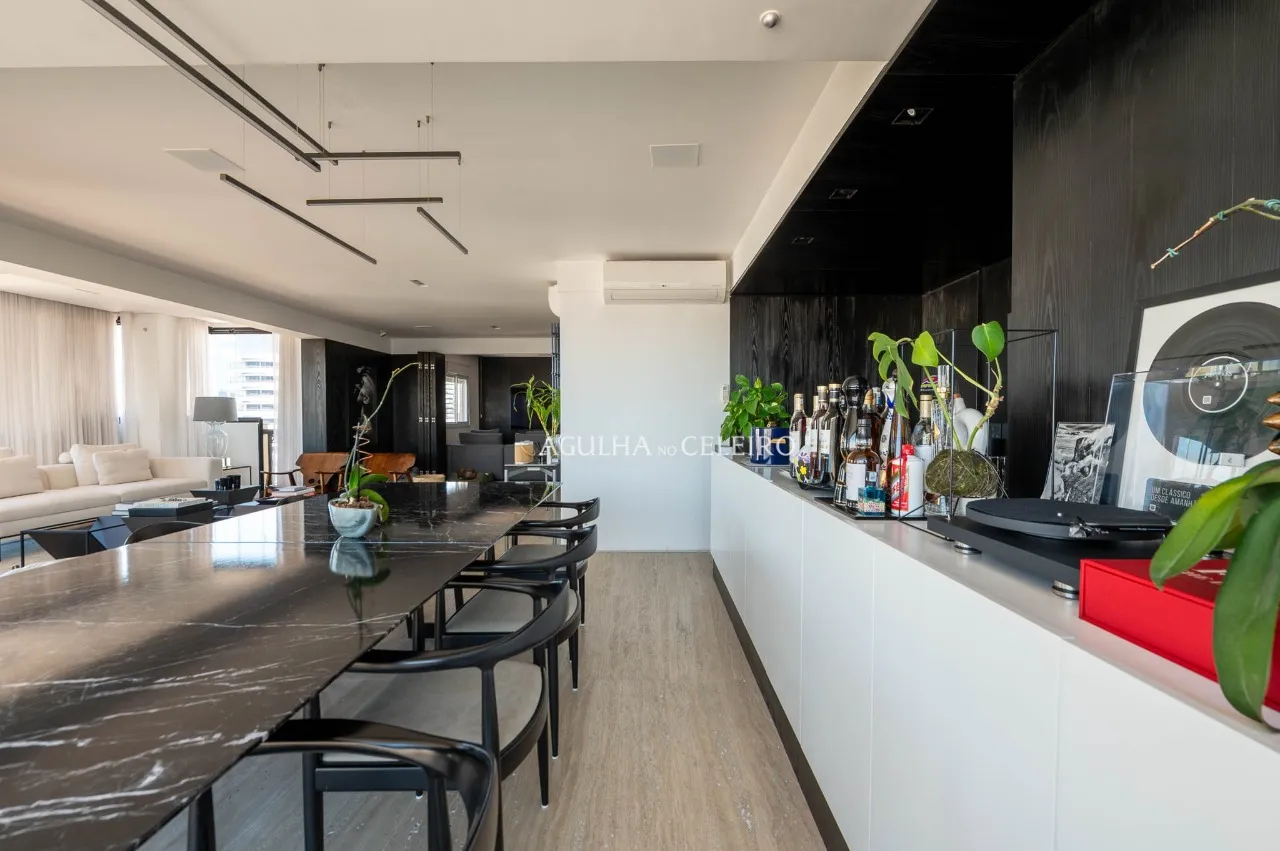 Apartamento com 3 suítes e 4 vagas próximo à Rua Clodomiro Amazonas – 22310