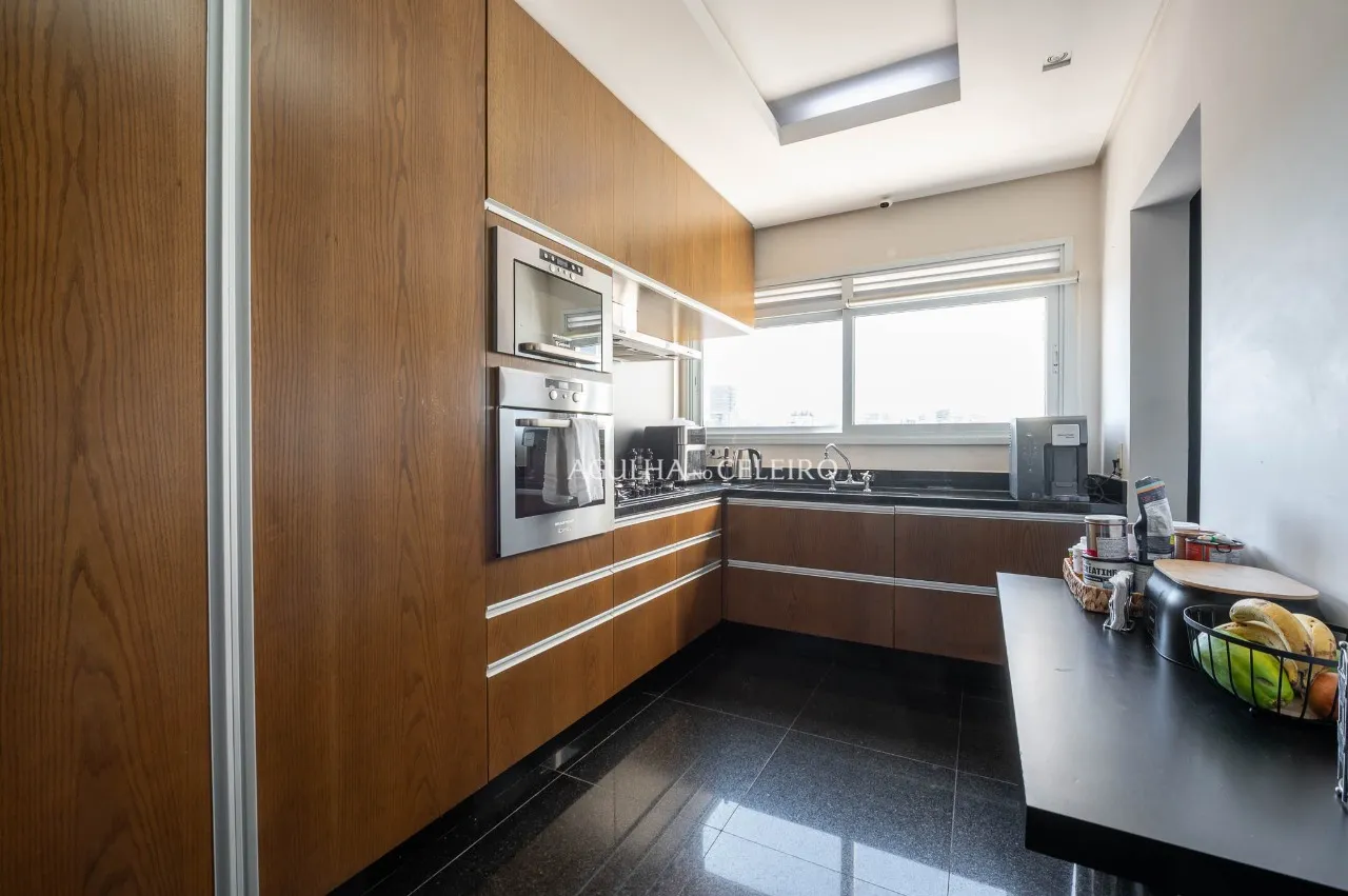 Apartamento com 3 suítes e 4 vagas próximo à Rua Clodomiro Amazonas – 22310