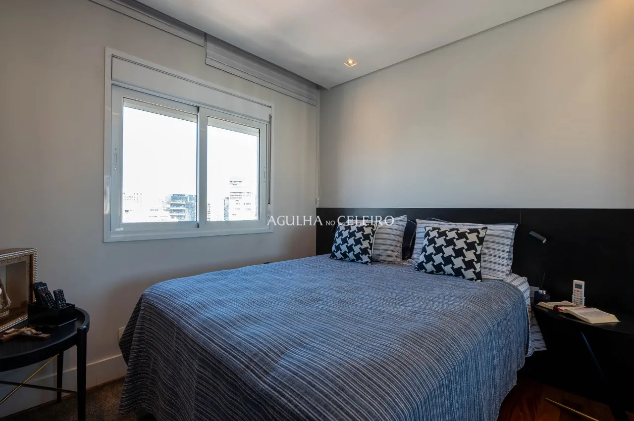 Apartamento com 3 suítes e 4 vagas próximo à Rua Clodomiro Amazonas – 22310