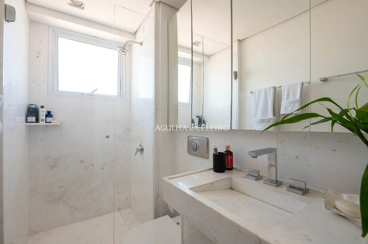 Apartamento com 3 suítes e 4 vagas próximo à Rua Clodomiro Amazonas – 22310