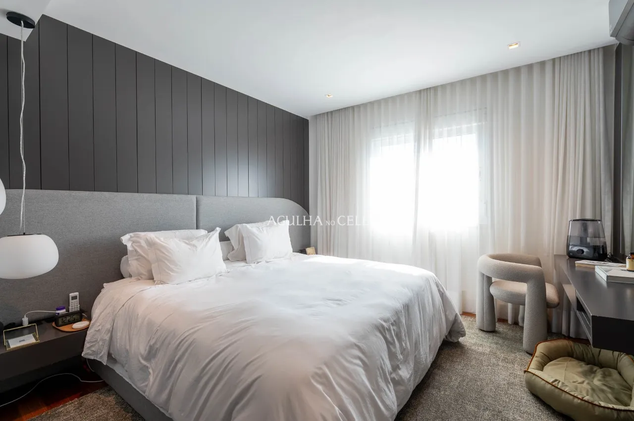 Apartamento com 3 suítes e 4 vagas próximo à Rua Clodomiro Amazonas – 22310