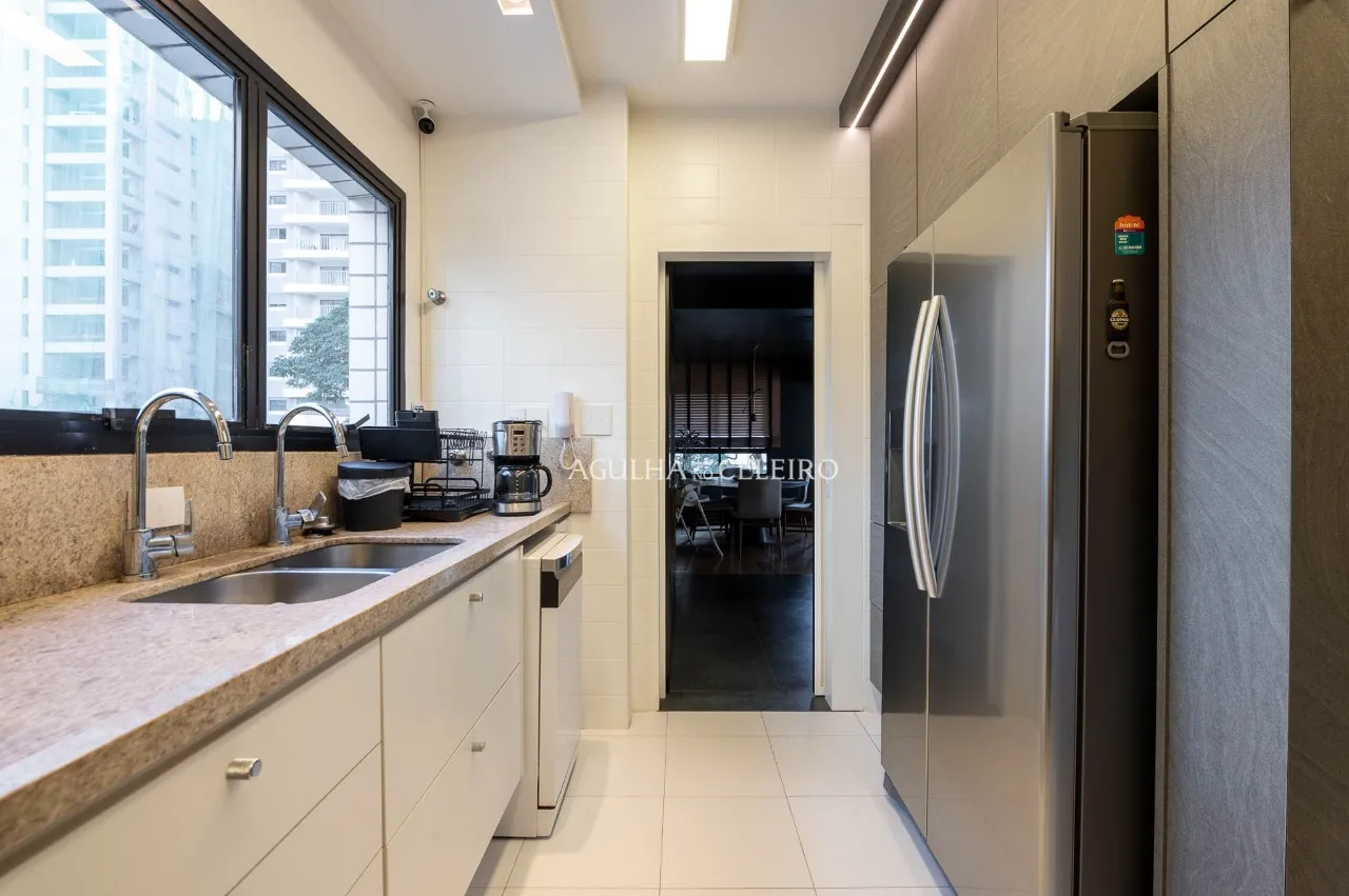 Apartamento Amplo, Iluminado e Bem Localizado – 22349