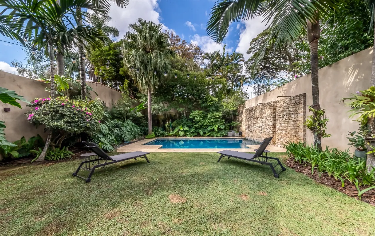 Casa ensolarada, cercada por verde e com a leveza de viver ao ar livre no Jardim América. – 22360