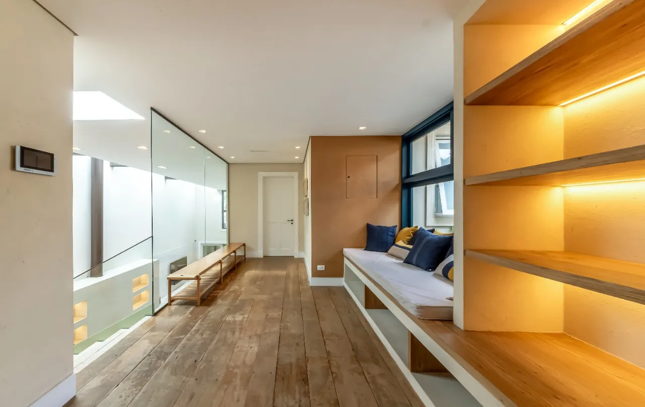 Casa ensolarada, cercada por verde e com a leveza de viver ao ar livre no Jardim América. – 22360