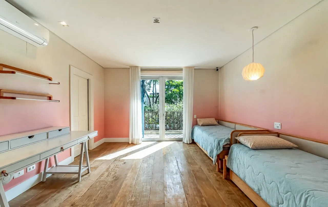 Casa ensolarada, cercada por verde e com a leveza de viver ao ar livre no Jardim América. – 22360