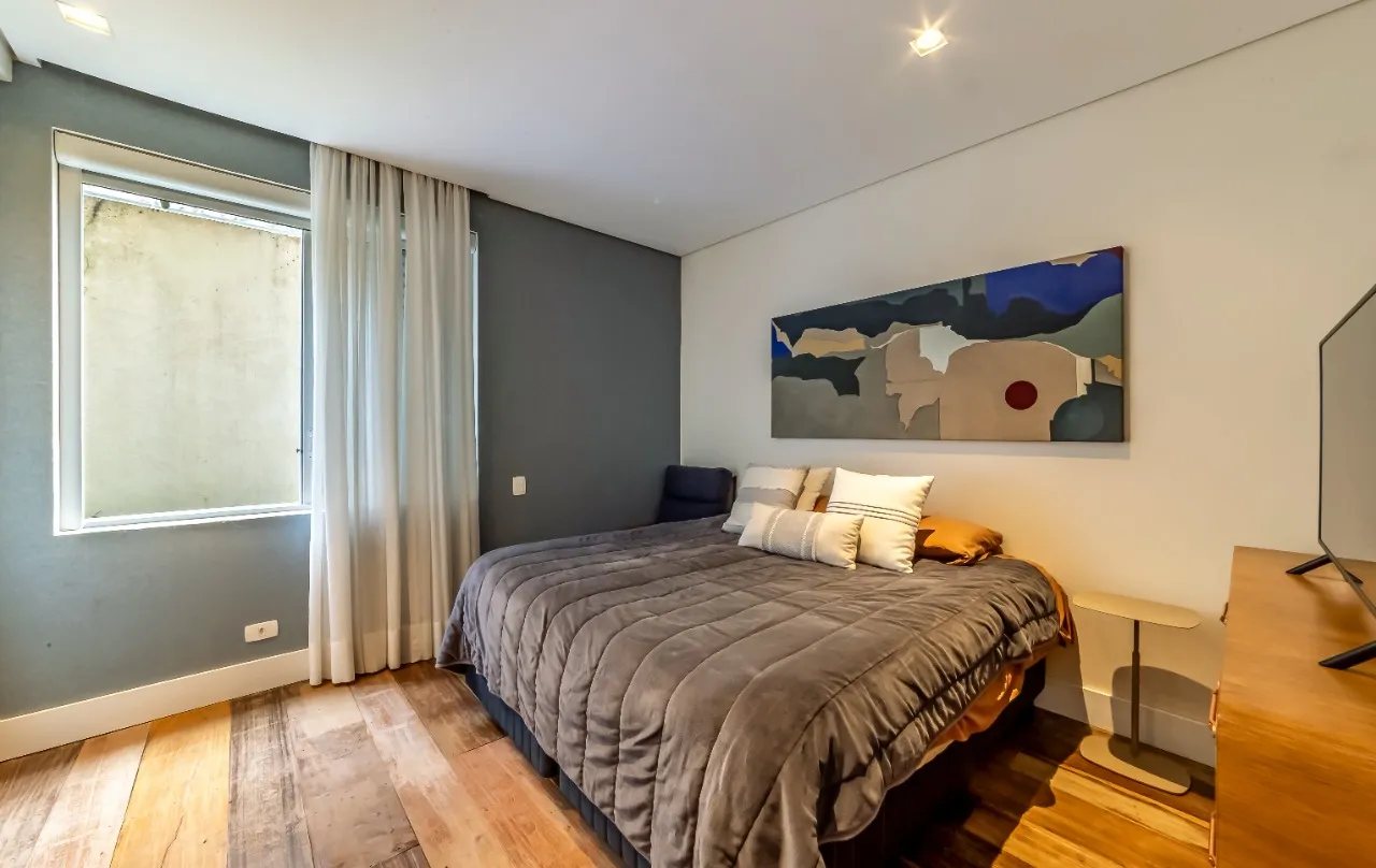 Casa ensolarada, cercada por verde e com a leveza de viver ao ar livre no Jardim América. – 22360