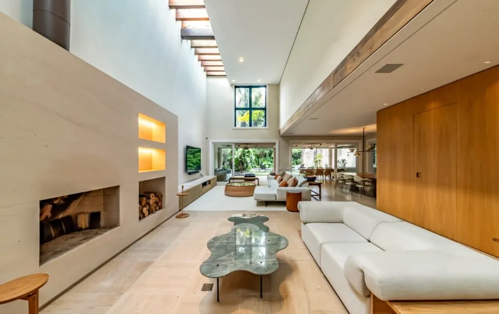 Casa ensolarada, cercada por verde e com a leveza de viver ao ar livre no Jardim América. – 22360