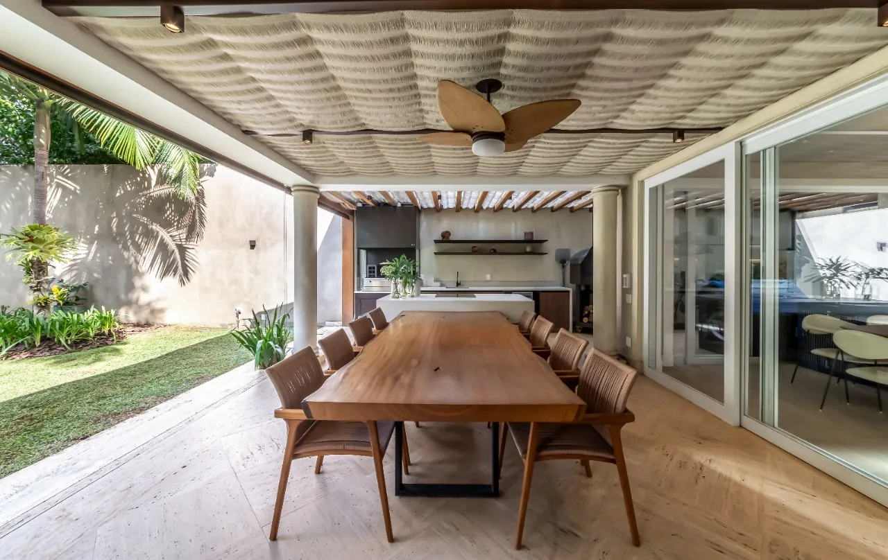 Casa ensolarada, cercada por verde e com a leveza de viver ao ar livre no Jardim América. – 22360