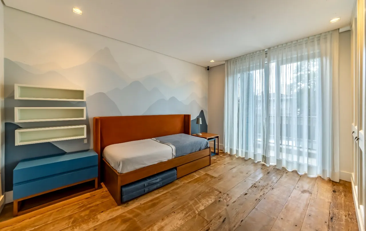 Casa ensolarada, cercada por verde e com a leveza de viver ao ar livre no Jardim América. – 22360