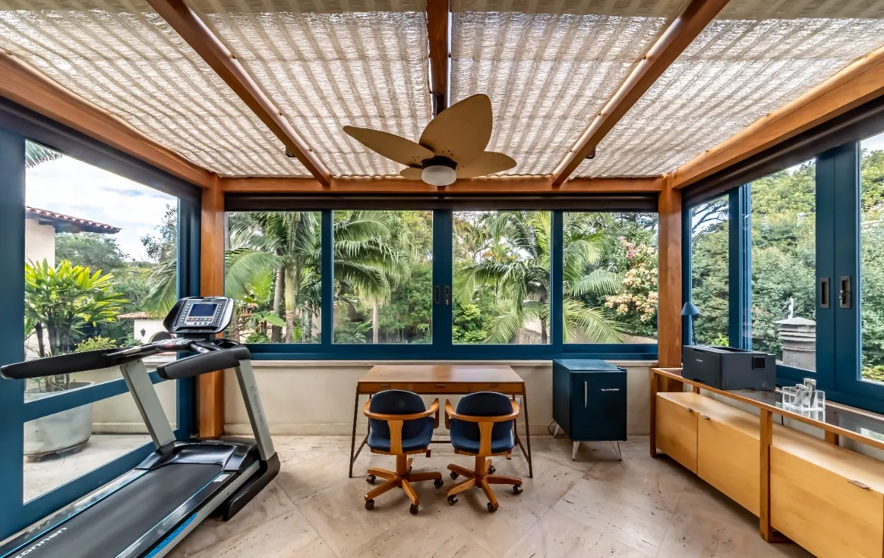 Casa ensolarada, cercada por verde e com a leveza de viver ao ar livre no Jardim América. – 22360