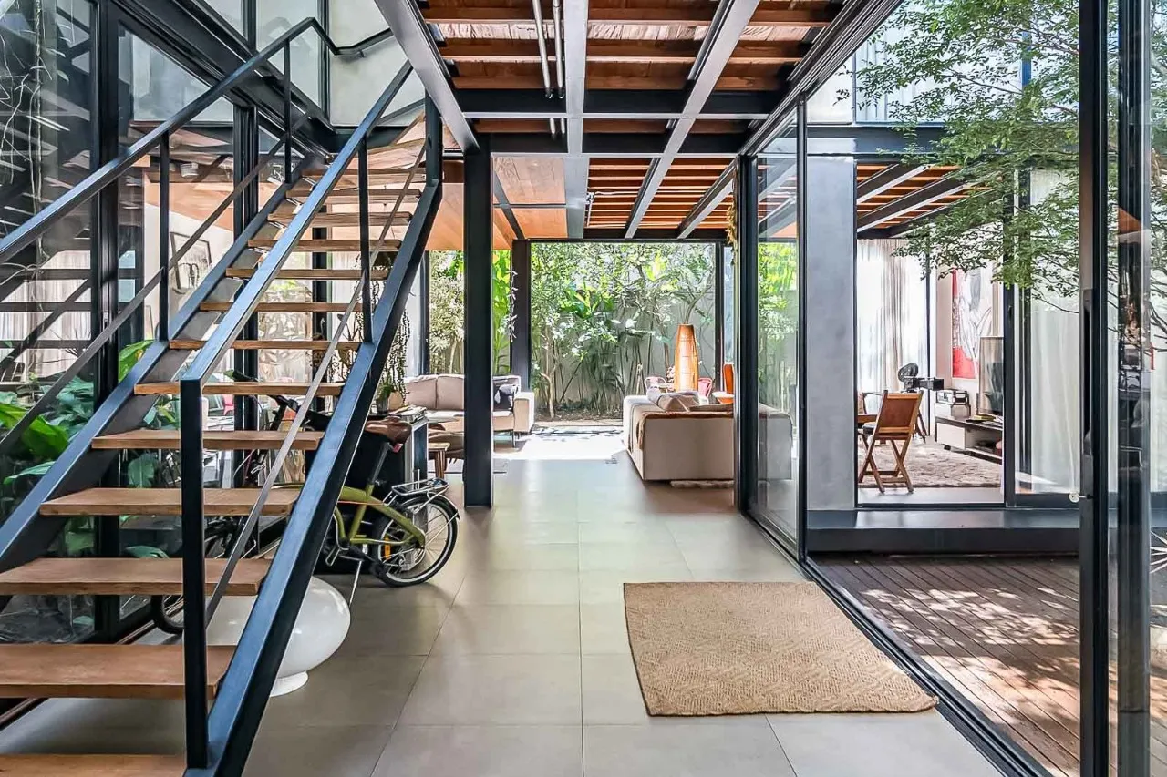 Casa no Jardim Luzitânia cheia de luz e jardim com jabuticabeira. A passos do Parque Ibirapuera. – 22451