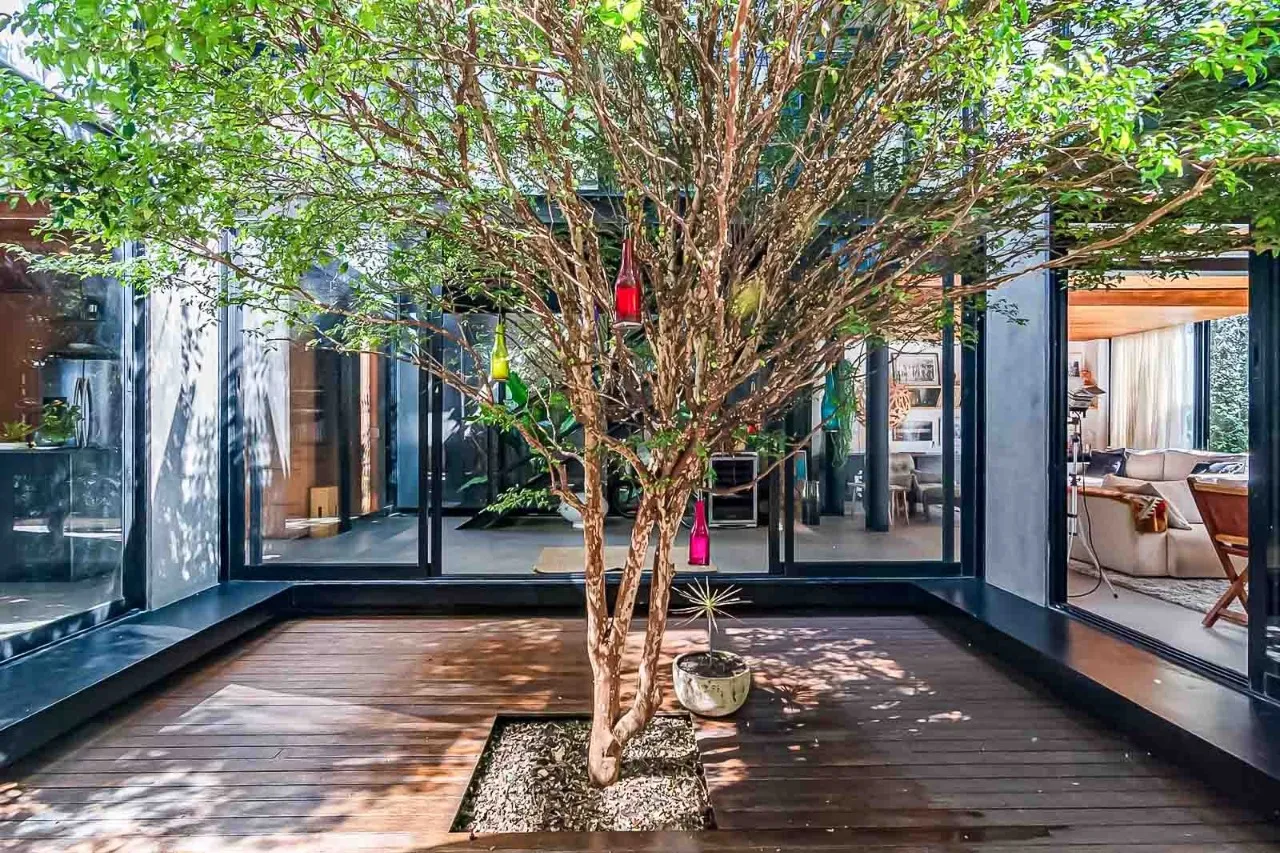 Casa no Jardim Luzitânia cheia de luz e jardim com jabuticabeira. A passos do Parque Ibirapuera. – 22451