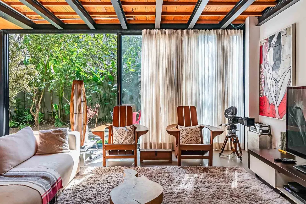 Casa no Jardim Luzitânia cheia de luz e jardim com jabuticabeira. A passos do Parque Ibirapuera. – 22451