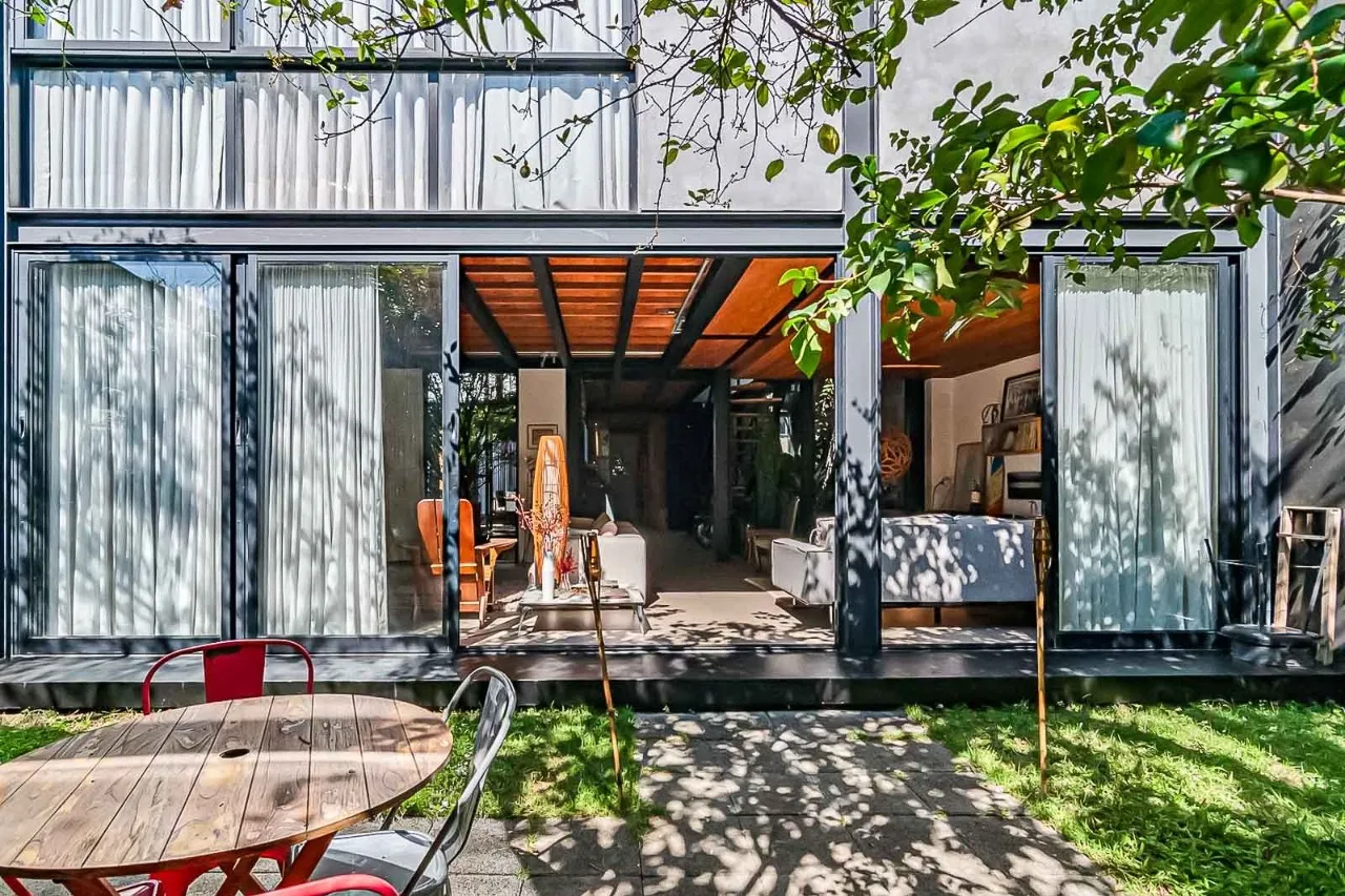 Casa no Jardim Luzitânia cheia de luz e jardim com jabuticabeira. A passos do Parque Ibirapuera. – 22451