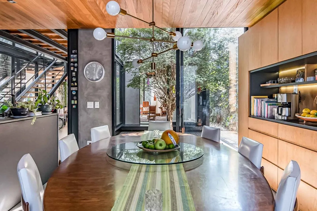 Casa no Jardim Luzitânia cheia de luz e jardim com jabuticabeira. A passos do Parque Ibirapuera. – 22451