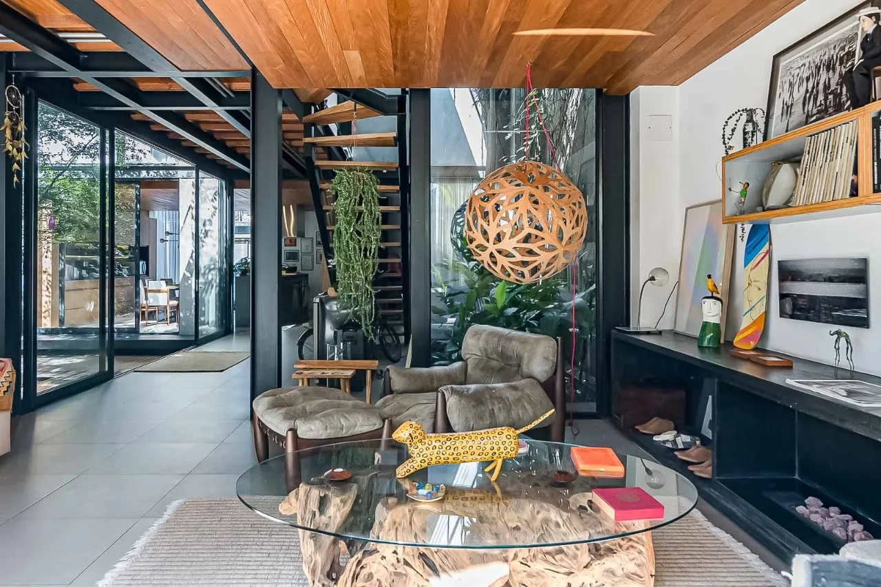 Casa no Jardim Luzitânia cheia de luz e jardim com jabuticabeira. A passos do Parque Ibirapuera. – 22451