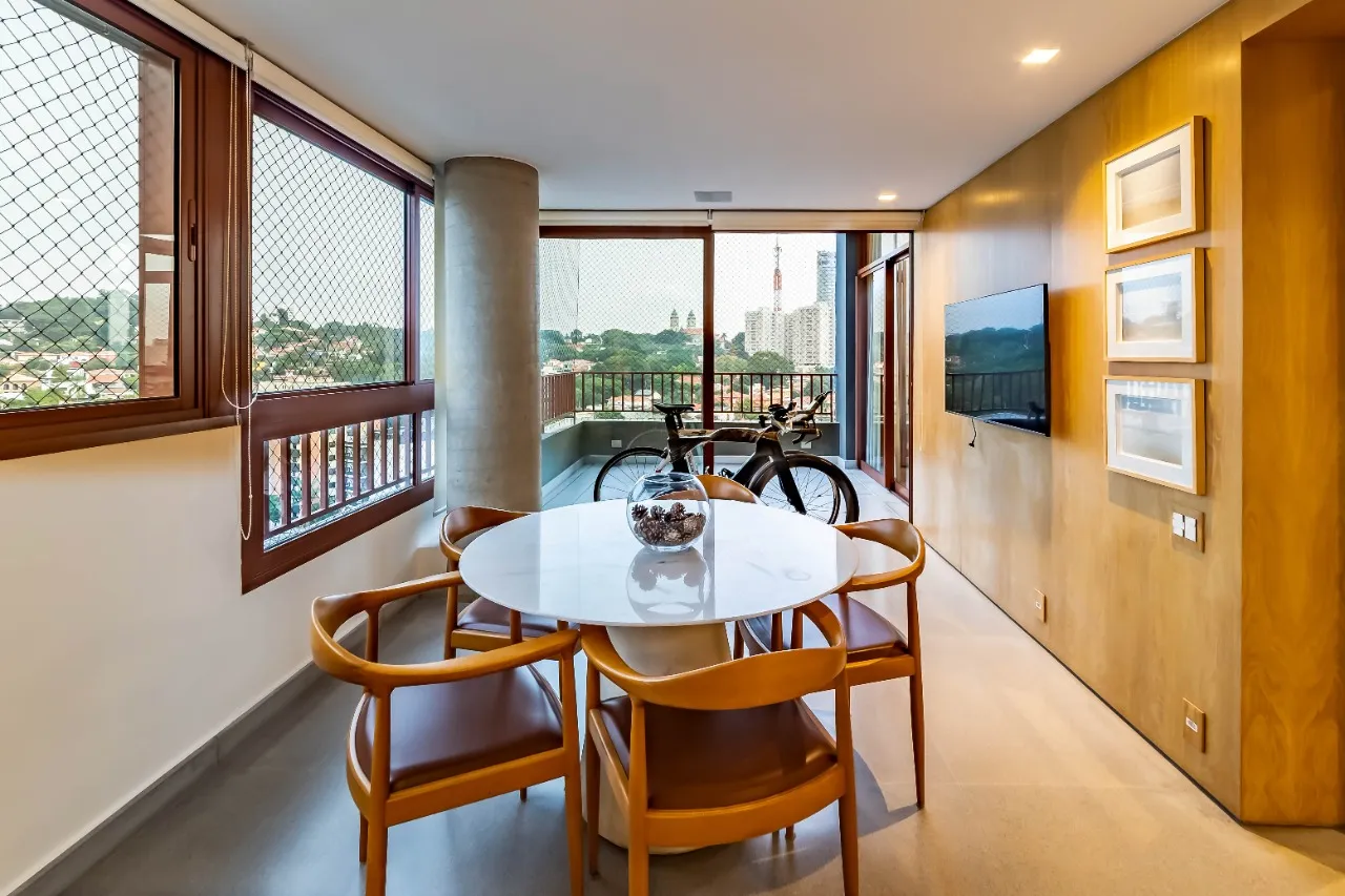 Apartamento duplex com pé direito duplo, terraço integrado e muita luz, no miolo da Vila Madalena. – 22466